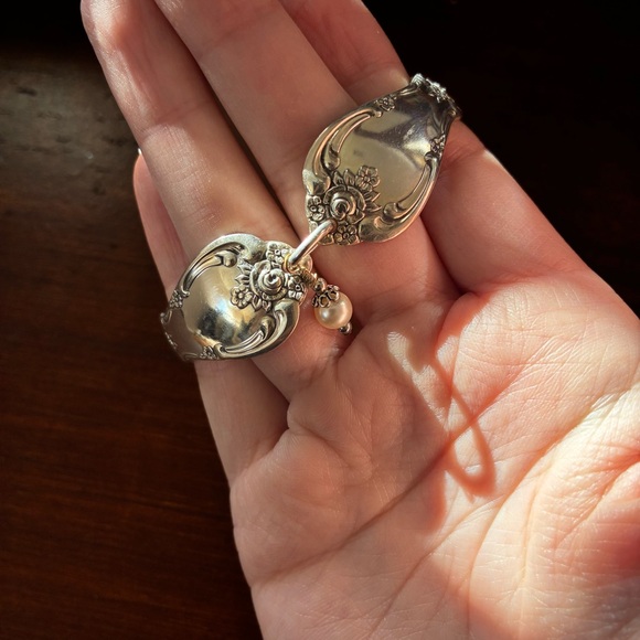 Silver tone spoon bracelet with pearl charm - Picture 6 of 10